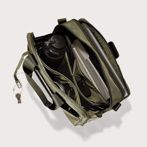 dagne-2025-Travel_Berlin_DarkMoss_Topdown_Accessories.jpg