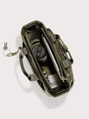 dagne-2025-Travel_Petra_DarkMoss_Topdown_Accessories.jpg