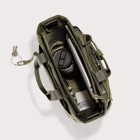 dagne-2025-Travel_Petra_DarkMoss_Topdown_Accessories.jpg