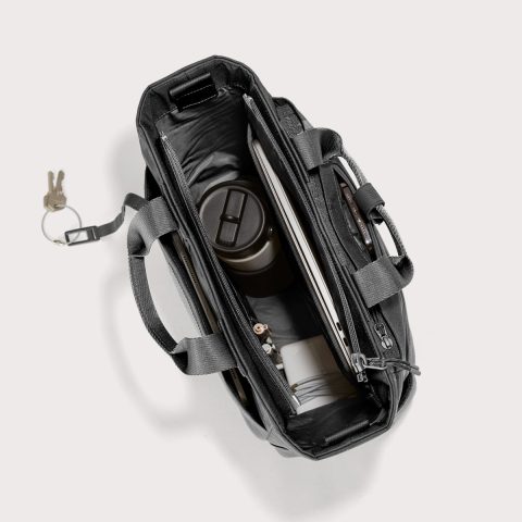 dagne-2025-Travel_Petra_Onyx_Topdown_Accessories.jpg