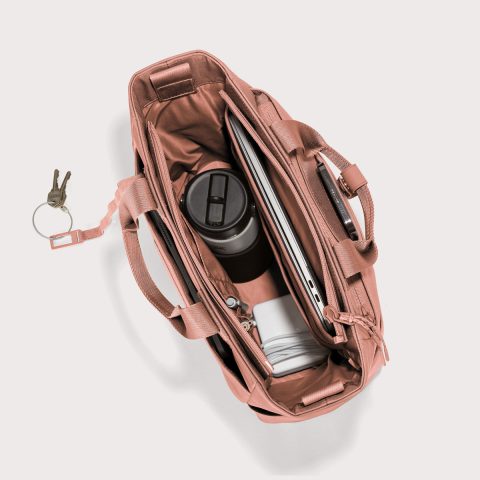 dagne-2025-Travel_Petra_WarmDust_Topdown_Accessories.jpg